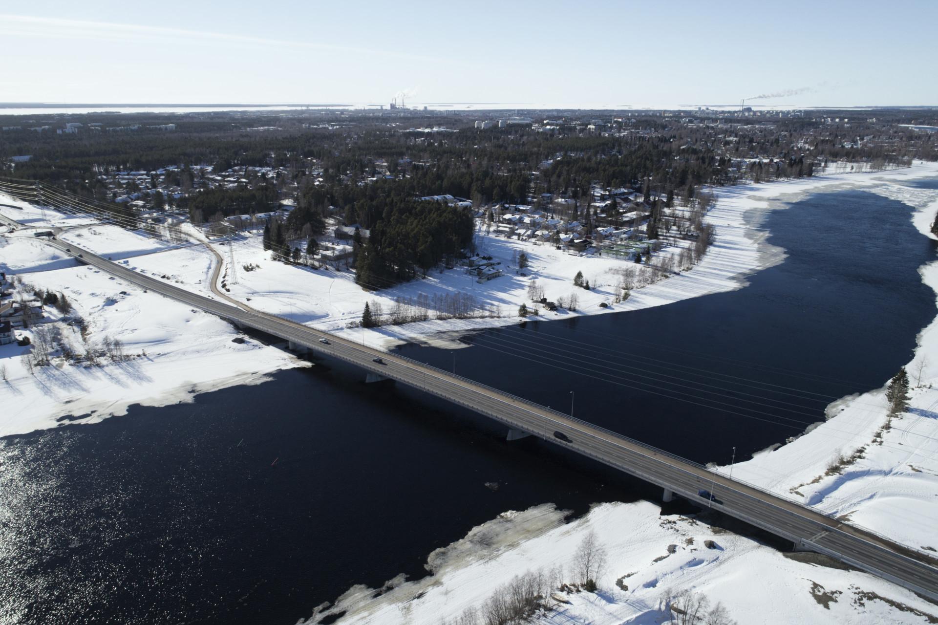 Poikkimaantie bridge across Oulujoki river meets the needs of the growing city of Oulu and the port